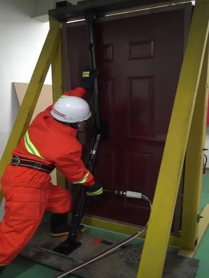 一款可以同時(shí)打開內(nèi)開門和外開門的破門神器！