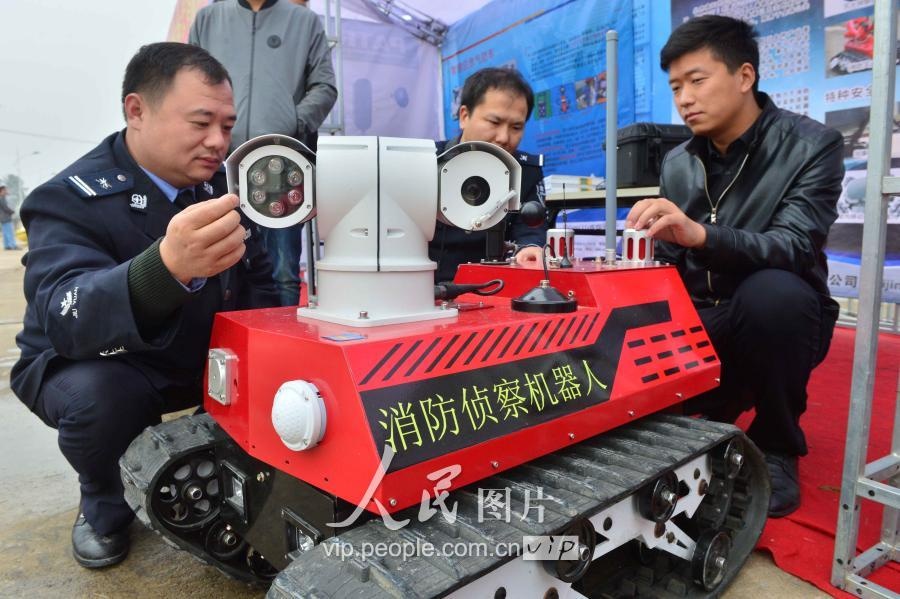 北京凌天攜消防滅火機(jī)器人、偵查機(jī)器人助力人全國?；窇?yīng)急救援