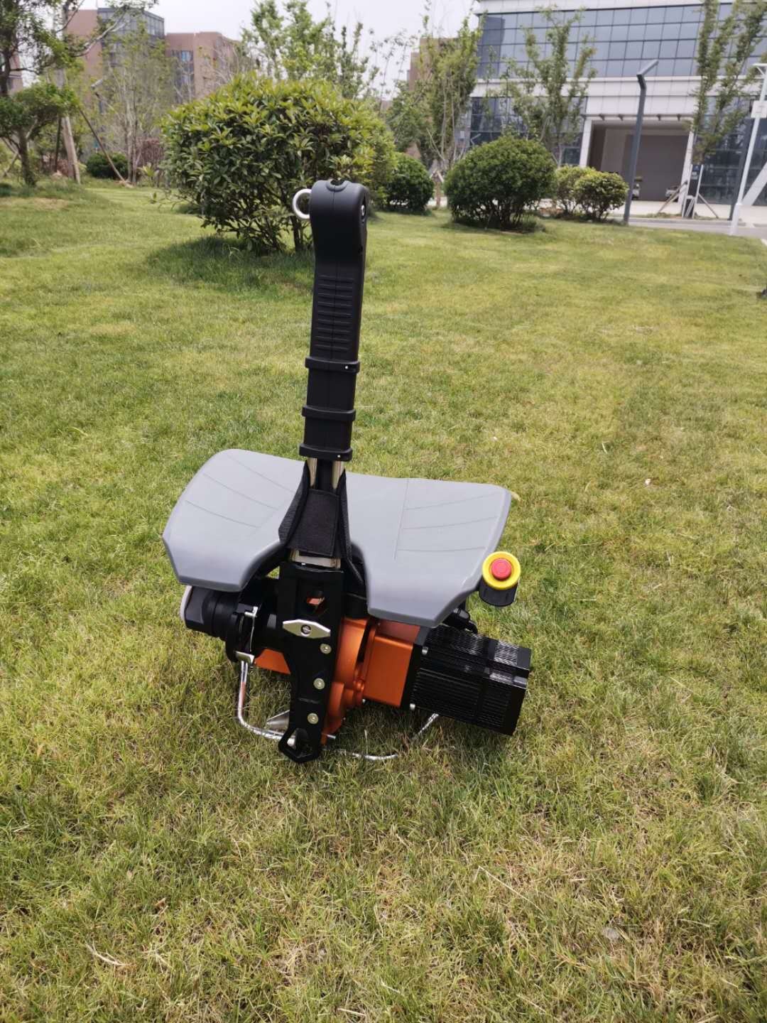 最危險(xiǎn)的救援，理應(yīng)有更安全的裝備，座椅式自動(dòng)升降機(jī)電動(dòng)上升器，專為高層救援，風(fēng)電作業(yè)設(shè)計(jì)