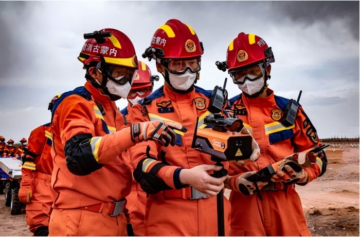 1757043430201363.jpg 內(nèi)蒙古消防開展“北疆藍光·2025”全區(qū)消防救援隊伍地震災(zāi)害救援實戰(zhàn)拉動演練.jpg